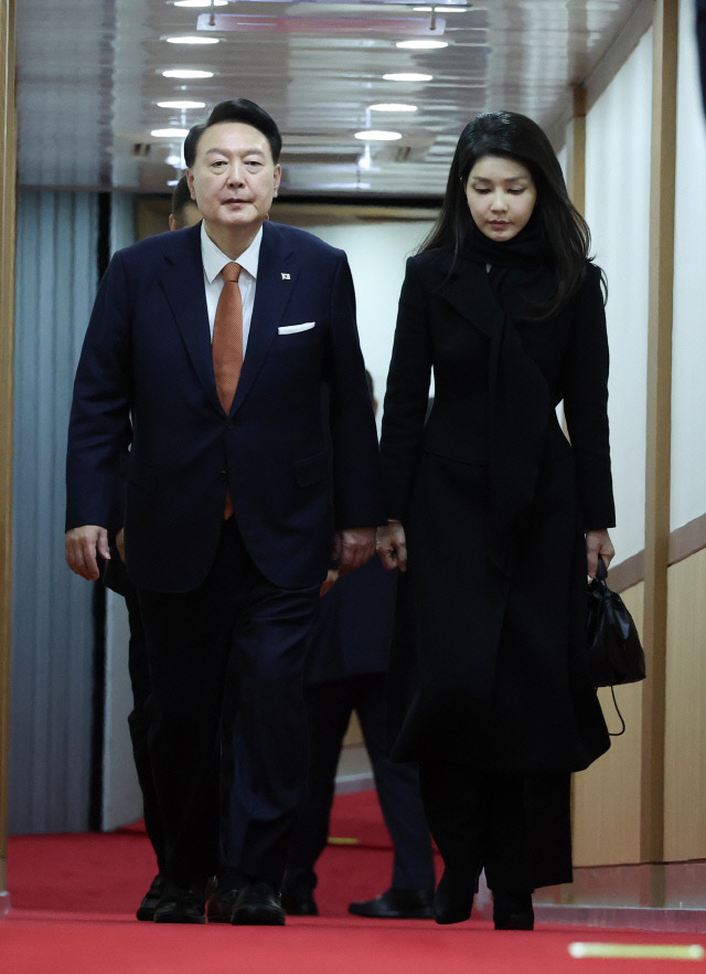 윤석열 대통령과 김건희 여사가 지난달 15일 네덜란드 국빈 방문 일정을 마치고 성남 서울공항 2층 실내행사장으로 귀국하고 있다. 연합뉴스