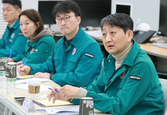 안덕근 산업통상자원부 장관은 7일 겨울철 전력수급대책 기간 설비관리 현황 및 재난 등 비상상황 대비 대응체계를 점검'하기 위해 경기도 북부에 소재한 양주 변전소(345kV)를 방문했다. <산업부>