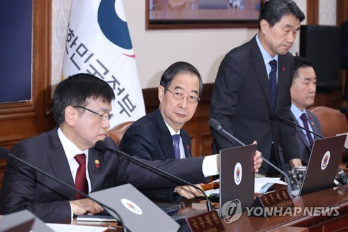 한덕수 국무총리가 지난 5일 서울 종로구 정부서울청사에서 열린 임시국무회의에 참석해 의사봉을 두드리고 있다. 이날 국무회의에서 '쌍특검법'에 대한 재의요구권(거부권)을 대통령에 건의하기로 결정했다. 연합뉴스