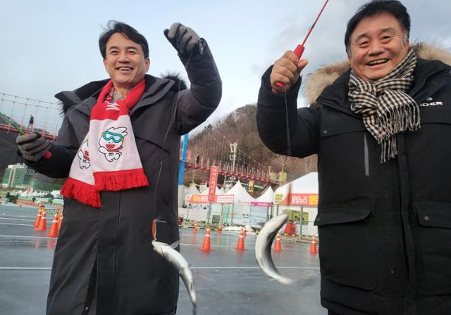 강원 화천군 화천읍 화천천에서 '2024 산천어축제'가 개막한 6일 김진태(왼쪽) 강원특별자치도지사와 최문순 화천군수가 얼음낚시터에서 낚은 산천어를 들어 보이고 있다. 화천=연합뉴스