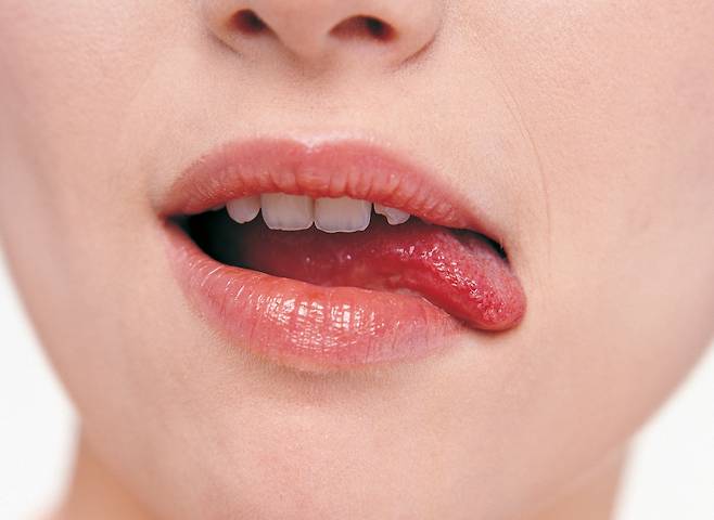 혓바늘을 예방하려면 충분한 수면을 취하고, 비타민이 풍부한 과일과 채소를 먹는 게 좋다./사진=게티이미지뱅크