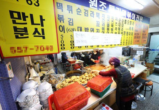 서울 강남구 대치동 은마종합상가에서 30년 넘게 운영된 ‘만나분식’ 직원들이 7일 음식을 조리하고 있다. 연합뉴스