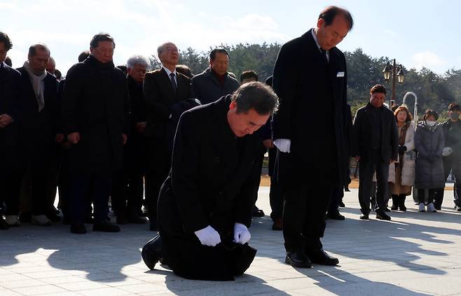 더불어민주당 이낙연 전 대표가 7일 오전 광주 북구 국립 5·18 민주묘지에서 참배하고 있다. [사진출처 = 연합뉴스]