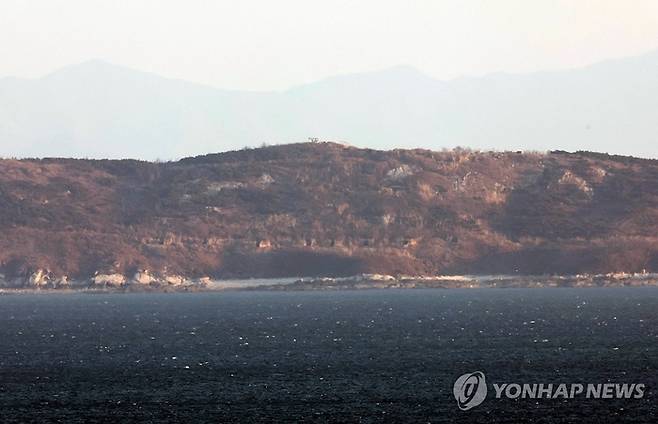 7일 오전 인천시 옹진군 대연평도 망향전망대에서 바라본 북한 대수압도에 포문이 보이고 있다. <연합뉴스>