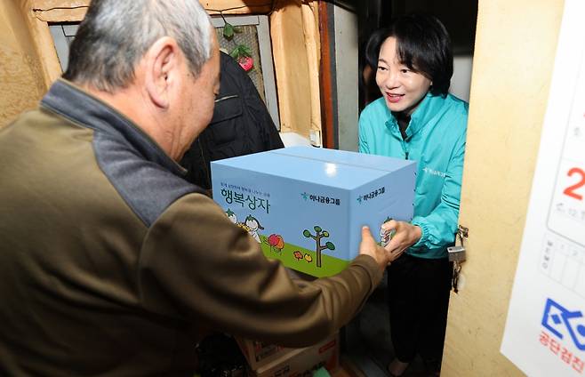 하나금융그룹은 지난 6일 오후 동절기 한파로 어려움을 겪고 있는 지역사회 취약계층을 위해 방한용품이 담긴 행복상자 1,111개를 전달했다고 밝혔다. 이날 행사에 참석한 김덕순 하나은행 북부영업본부 지역대표(사진 오른쪽)가 창신동 인근 쪽방촌에 찾아가 독거 어르신에게 행복상자를 전달하고 있다. /사진제공=하나금융그룹