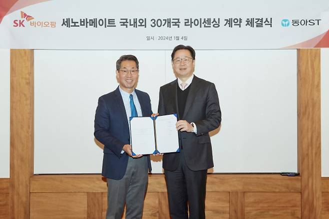 지난 4일 세노바메이트의 국내외 30개국 진출을 위한 라이센싱 계약 체결식에서 이동훈 SK바이오팜 사장(왼쪽)과 김민영 동아ST 사장이 기념 촬영을 하고 있다. /사진=동아에스티