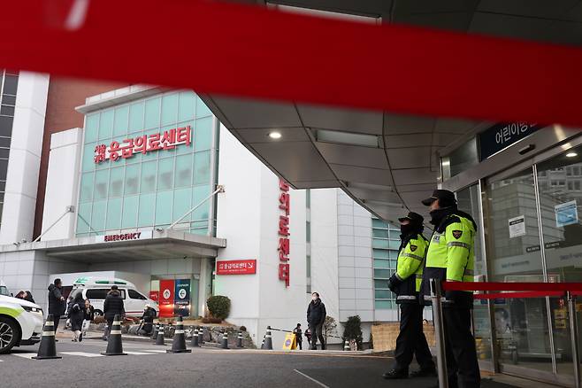 이재명 대표 입원 서울대병원 앞 경찰(서울=연합뉴스) 박동주 기자 = 부산 방문 도중 목 부위를 습격당한 더불어민주당 이재명 대표가 입원 중인 종로구 서울대학교병원 인근에 5일 오전 경찰 인력이 배치돼있다.[연합뉴스]