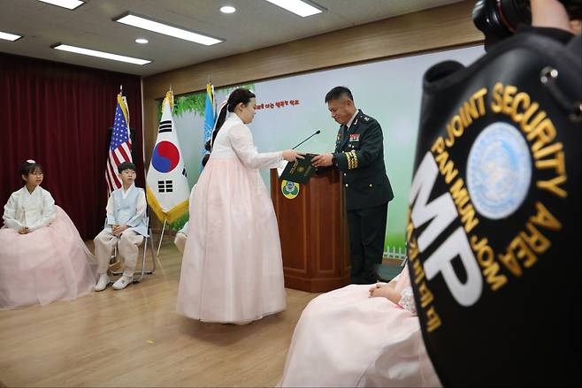 지난 5일 경기도 파주시 대성동 초등학교에서 제55회 졸업식이 열렸다. 김담혜 양 등 5명의 졸업생을 축하하기 위해 학부모와 가족뿐 아니라 군인과 주민, 파주시와 통일부 관계자 등 90여 명이 참석했다.[국방일보 제공]