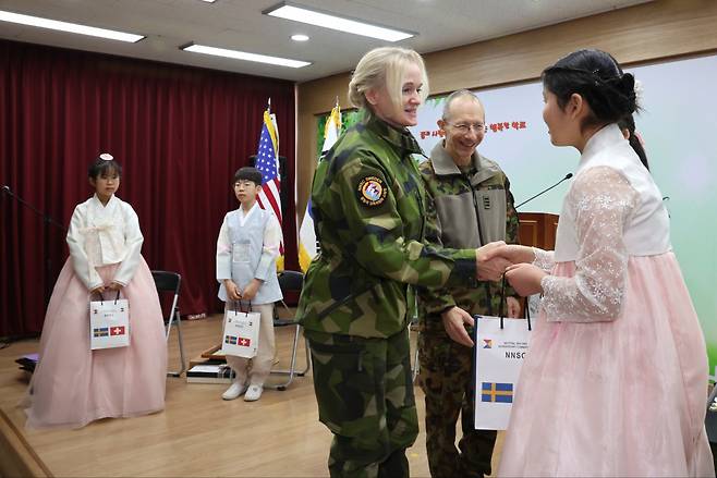 지난 5일 경기도 파주시 대성동 초등학교에서 제55회 졸업식이 열렸다. 김담혜 양 등 5명의 졸업생을 축하하기 위해 학부모와 가족뿐 아니라 군인과 주민, 파주시와 통일부 관계자 등 90여 명이 참석했다.[국방일보 제공]