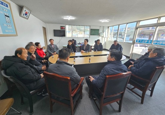 김병욱 의원이 울릉군 수협 중매인조합 사무실에서 현지 어업인들과 함께 간단회를 하고 있다(의원실 제공)