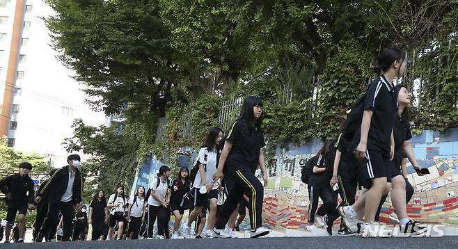 [서울=뉴시스] 김근수 기자 = 8일 오전 서울 서대문구 연희중학교 학생들이 2학기 첫 등교를 하고 있다. 2023.09.08. ks@newsis.com