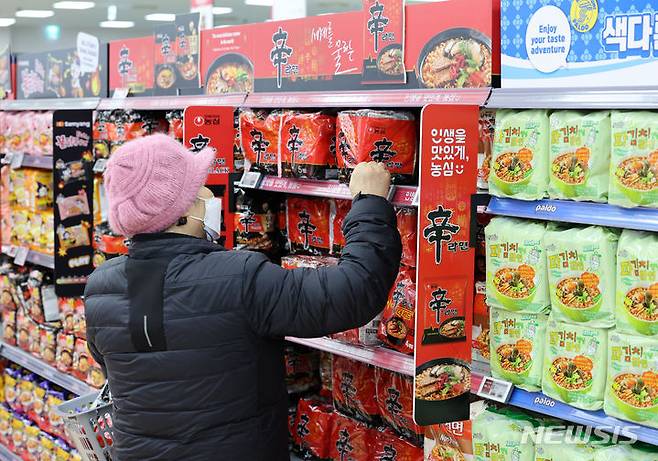 [서울=뉴시스] 조성우 기자 = 지난해 국내 라면 수출액이 10억 달러에 근접하며 역대 최대를 기록했다. 관세청과 식품업계 등에 따르면 지난해 라면 수출액은 전년 대비 24% 증가한 9억5천200만달러(약 1조2천억원)로 잠정 집계됐다. 7일 오후 서울 시내 한 대형마트에서 고객이 라면을 살펴보고 있다. 2024.01.07. xconfind@newsis.com