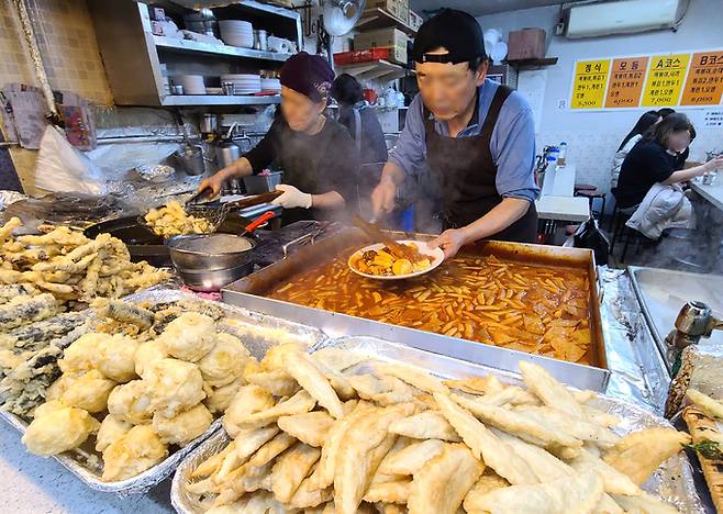 서울 강남구 대치동 ‘만나분식’ 폐업을 앞둔 5일 사장 부부가 쉴 새 없이 이어지는 손님들을 위해 열심히 음식을 준비 중이다.