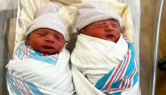미국 뉴저지에서 태어난 쌍둥이 형제 에즈라와 에제키엘의 모습. CNN 캡처