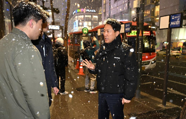 6일 오후 오세훈 서울시장이 퇴근길 혼잡으로 시가 긴급 대책을 마련해 운영 중인 '명동입구 광역버스 정류소'를 찾아 현장을 점검하고 있다. 사진제공=서울시