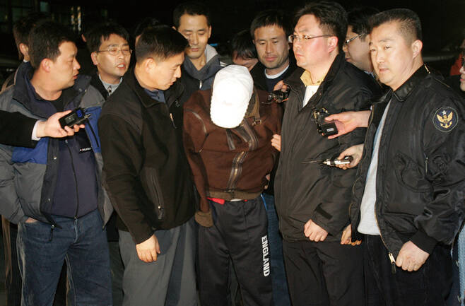 10여 년간 전국을 돌며 부녀자를 성폭행해온 연쇄 성폭행범 '발바리' 이중구가 2006년 1월19일 서울 강동구 천호동 한 PC방에서 검거됐다. ⓒ연합뉴스