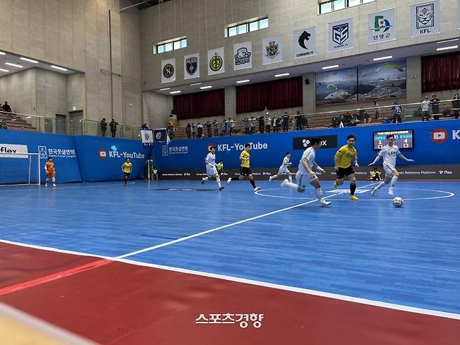 경기LBFS 선수들이 지난 6일 충북 단양 국민체육센터에서 열린 한국풋살연맹(KFL) 2023~2024시즌 flex 풋살 코리아(FK)리그 첫날 6라운드 고양불스풋살클럽전에서 상대 속공을 저지하고 있다. 한국풋살연맹 제공