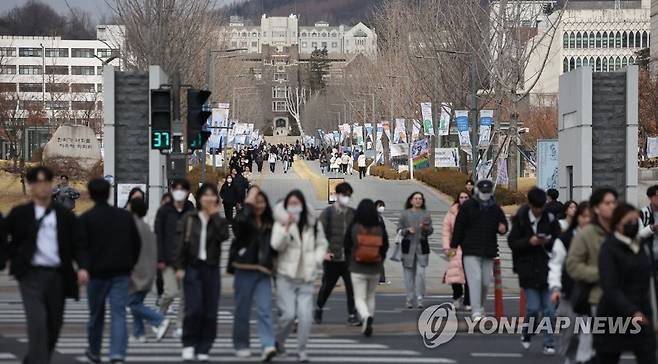 활력 넘치는 대학 캠퍼스 지난해 3월 3일 서울의 한 대학교 교문 주변이 등교한 학생들로 붐비고 있다. [연합뉴스 자료사진. 재판매 및 DB 금지]