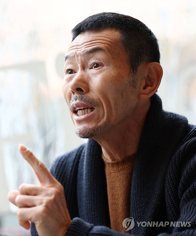 인터뷰하는 손웅정 감독 (서울=연합뉴스) 김인철 기자 = 축구국가대표 손흥민의 아버지인 손웅정 감독이 서울 강서구의 한 호텔에서 연합뉴스와 인터뷰를 하고 있다. 2024.1.7 yatoya@yna.co.kr