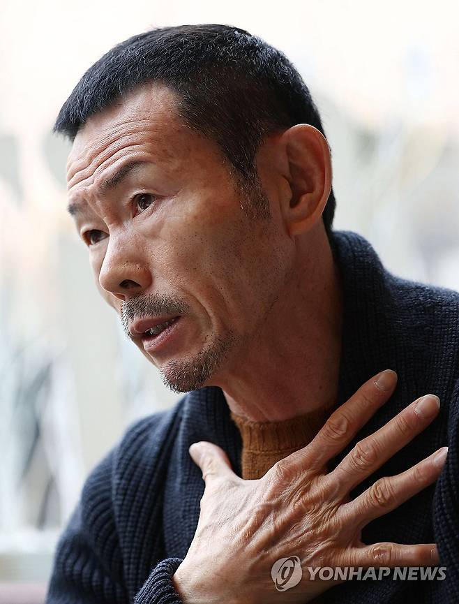 연합뉴스와 인터뷰하는 손웅정 감독 (서울=연합뉴스) 김인철 기자 = 축구국가대표 손흥민의 아버지인 손웅정 감독이 서울 강서구의 한 호텔에서 연합뉴스와 인터뷰를 하고 있다. 2024.1.7 yatoya@yna.co.kr