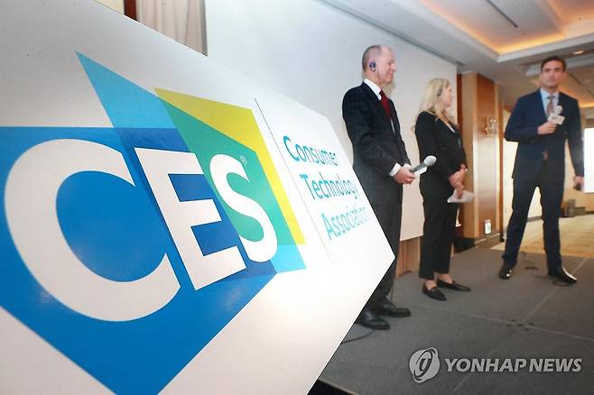 서울에서 열린 CES 2024 미디어 브리핑 (서울=연합뉴스) 진연수 기자 = 26일 서울 중구 롯데호텔에서 열린 CES 2024 미디어 브리핑에서 참석자들이 질의응답을 하고 있다. 2023.10.26 jin90@yna.co.kr