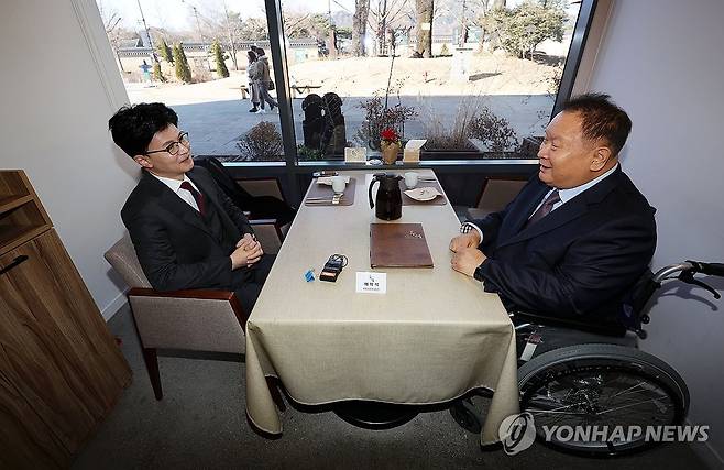 한동훈, 민주당 탈당 이상민과 오찬 회동…'입당 논의' 오갈까 (서울=연합뉴스) 임화영 기자 = 국민의힘 한동훈 비상대책위원장(왼쪽)이 6일 오전 서울 종로구의 한 식당에서 최근 더불어민주당을 탈당한 이상민 의원과 오찬 회동을 하고 있다. 2024.1.6 hwayoung7@yna.co.kr