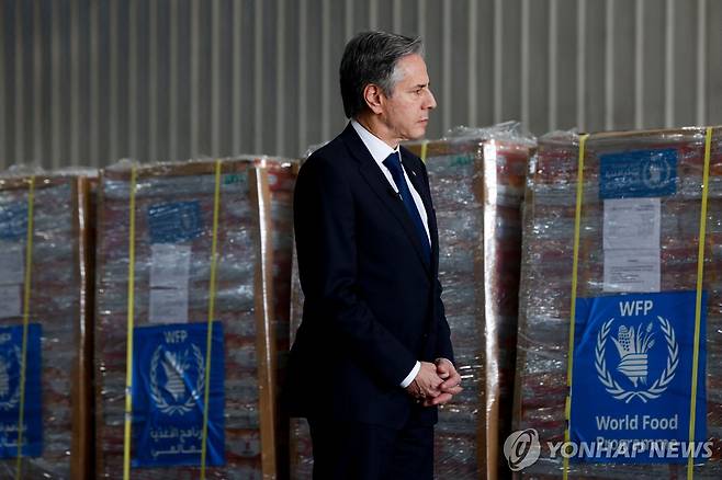 요르단 암만의 세계식량계획(WFP) 구호품 창고 방문한 토니 블링컨 미 국무장관. [AFP 연합뉴스. 재판매 및 DB 금지]