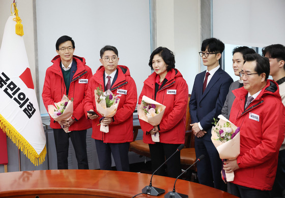 8일 국회에서 열린 국민의힘 입당 및 영입 환영식에서 한동훈 비상대책위원장으로부터 당 점퍼를 선물받은 전직 장차관들이 나란히 서있다. 붉은 점퍼 왼쪽부터 방문규 전 산업부 장관, 김완섭 전 기획재정부 차관, 이기순 전 여성가족부 차관, 정황근 전 농림부 장관. 〈사진=연합뉴스〉