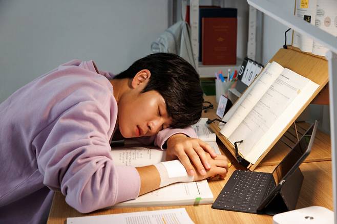 엎드려 자는 습관은 척추 균형을 무너뜨리고, 목과 허리 건강까지 망치는 요인이 될 수 있어서 주의가 필요하다. [사진=클립아트코리아]