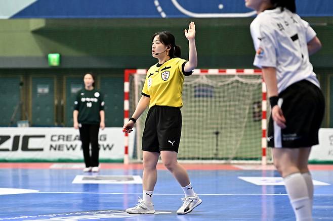 ‘한국 최초·최연소’ 핸드볼 이가을 IHF 국제심판. 사진 | 한국핸드볼연맹