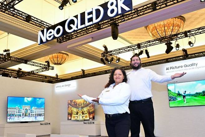 삼성전자 모델이 7일(현지시간) 진행된 '삼성 퍼스트 룩 2024' 행사에서 '2024년형 Neo QLED 8K'를 소개하고 있다. / [사진제공=삼성전자]