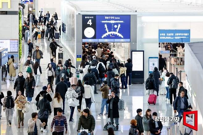 지난해 12월22일 인천국제공항 제1여객터미널을 찾은 여행객들이 출국하기 위해 이동하고 있다. 사진=강진형 기자aymsdream@