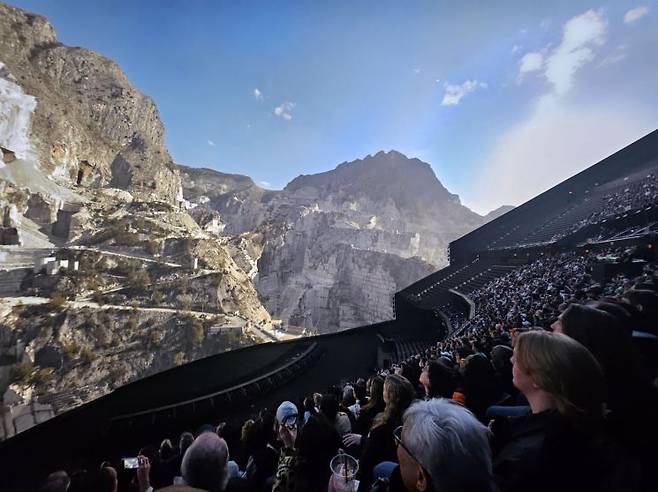 지난해 9월 개장한 스피어 내부 공연장에서 관람객들이 '지구로부터 온 엽서' 다큐멘터리 영화를 보고 있다. [사진=연합뉴스]