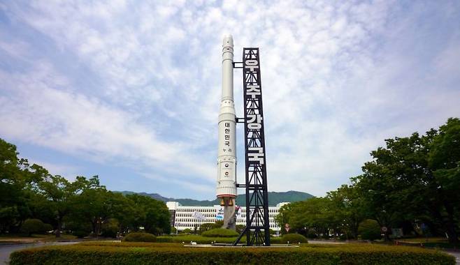 경남도청 정문 앞에 설치된 누리호 모형. [사진제공=경남도청]