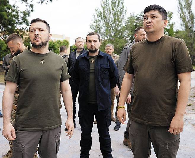 비탈리 김(오른쪽) 우크라이나 미콜라이우주(州)지사가 지난 18일(현지 시각) 흑해 연안 미콜라이우의 전황을 살피러 방문한 볼로디미르 젤렌스키(왼쪽) 대통령을 안내하고 있다. /EPA 연합뉴스