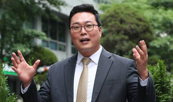 지난 11일 서울 여의도 한 카페 앞에서 천하람 전남 순천·광양·곡성·구례갑 당협위원장이 본지와 인터뷰를 하고 있다. /이덕훈 기자