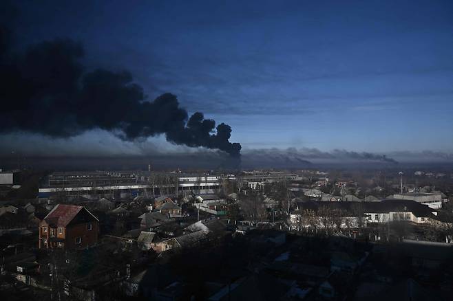 러시아가 우크라이나에 대한 군사작전을 개시한 24일(현지시간) 우크라이나 제2의 도시인 하르키우 인근 추기예프 군 공항에서 검은 연기가 치솟고 있다./AFP 연합뉴스