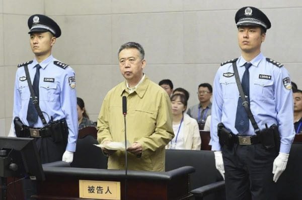 2019년 6월 20일 멍훙웨이(가운데) 전 인터폴 총재가 중국 톈진시 제1중급인민법원에서 뇌물수수 혐의로 재판을 받고 있다. /사우스차이나모닝포스트