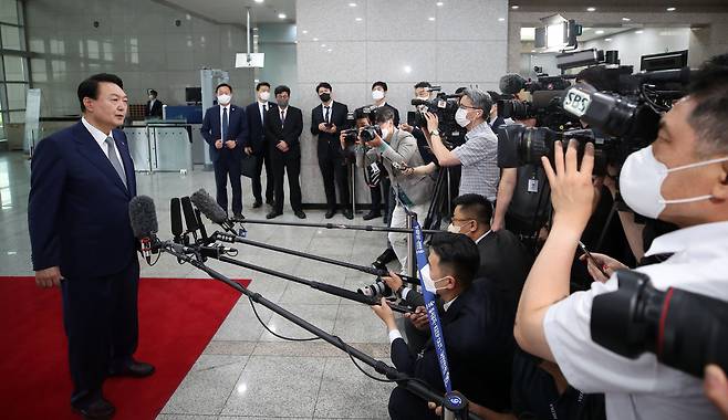 윤석열 대통령이 24일 오전 용산 대통령실 청사로 출근하며 취재진과 약식회견을 하고 있다. 2022.6.24/뉴스1