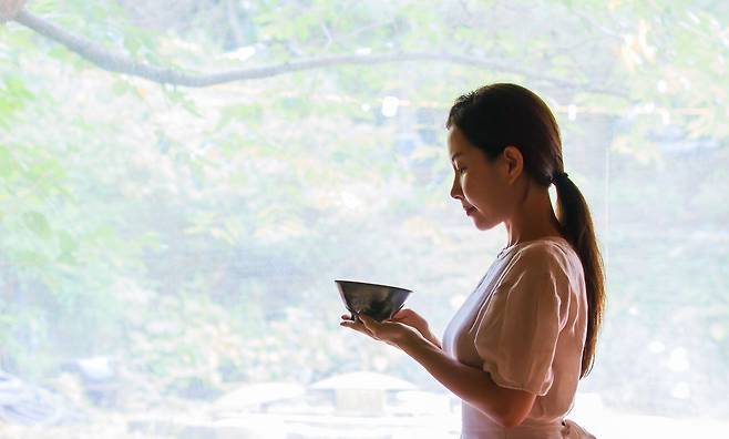 다도가 김자인이 말차를 시연한다. 김자인이 "쓸데없는 것들의 총체"가 말차 다도라고 할 정도로 말차는 제작부터 마시는 법까지 사치스럽고 까다로웠다. /박종인