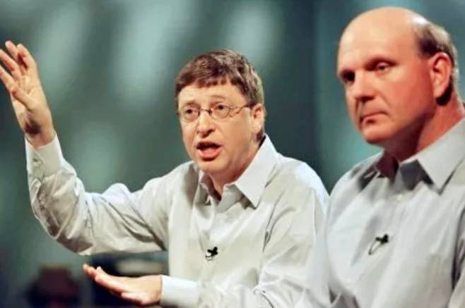 빌 게이츠(왼쪽)와 스티브 발머. 1999년에 함께 찍은 사진. /로이터 연합뉴스