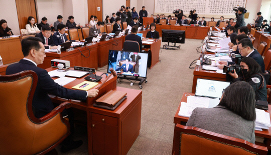 김도읍 법제사법위원회 위원장이 8일 오후 국회에서 열린 법제사법위원회 전체회의에서 의사봉을 두드리고 있다.  연합뉴스