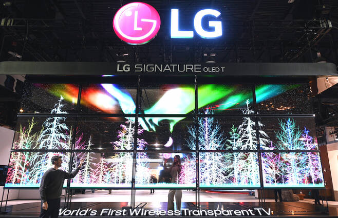 LG전자 CES 2024 전시장 내 설치된 무선 투명 올레드 'LG 시그니처 올레드 T'