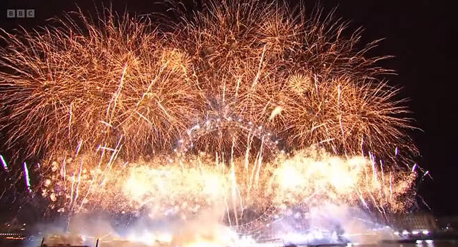 절정을 이루는 신년 불꽃놀이, (BBC방송화면 캡처)