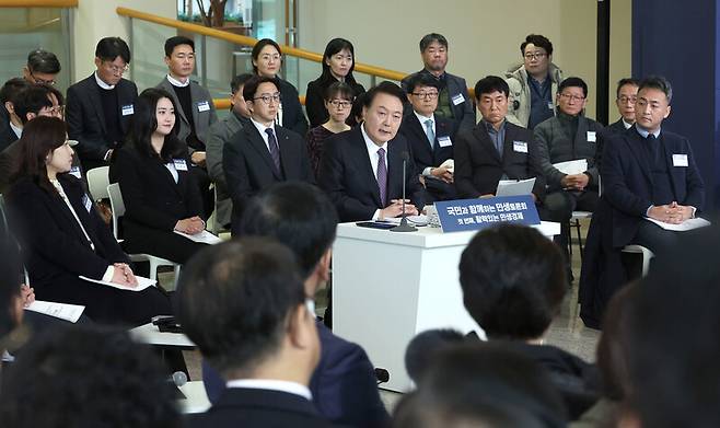 윤석열 대통령이 지난 4일 경기도 용인시 중소기업인력개발원에서 ‘국민과 함께하는 민생토론회’ 형식으로 열린 기획재정부의 2024년 신년 업무보고에서 모두발언을 하고 있다. 연합뉴스