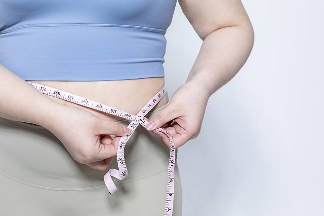 밥 먹을 때 휴대폰이나 영상을 보면 과식할 확률이 높아 식사에 집중하는 게 좋다./사진=클립아트코리아