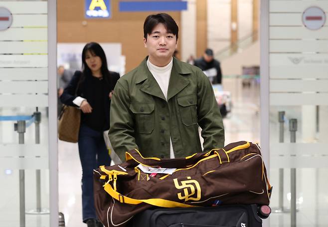 <yonhap photo-0815="">(영종도=연합뉴스) 김인철 기자 = 미국프로야구(MLB) 샌디에이고 파드리스와 계약한 투수 고우석이 6일 오전 인천국제공항 제2터미널을 통해 귀국하고 있다. </yonhap>