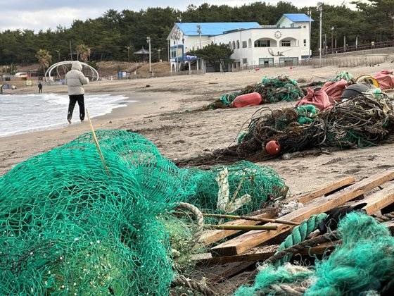 8일 오전 8시 제주시 이호해수욕장을 찾은 시민들이 백사장 해양쓰레기를 피해 어싱(맨발걷기 운동)을 하고 있다. 최충일 기자