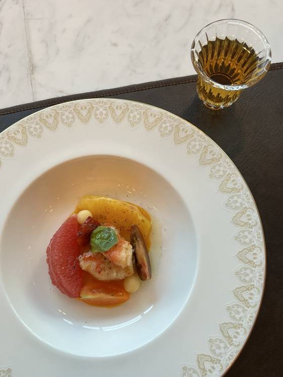 ‘르 메르디앙 서울 명동’ 호텔 라운지 바에서 티 오마카세 겨울 코스로 준비한 메뉴 중 운남전홍차와 사과·자몽·토마토를 곁들인 새우 요리. 서정민 기자