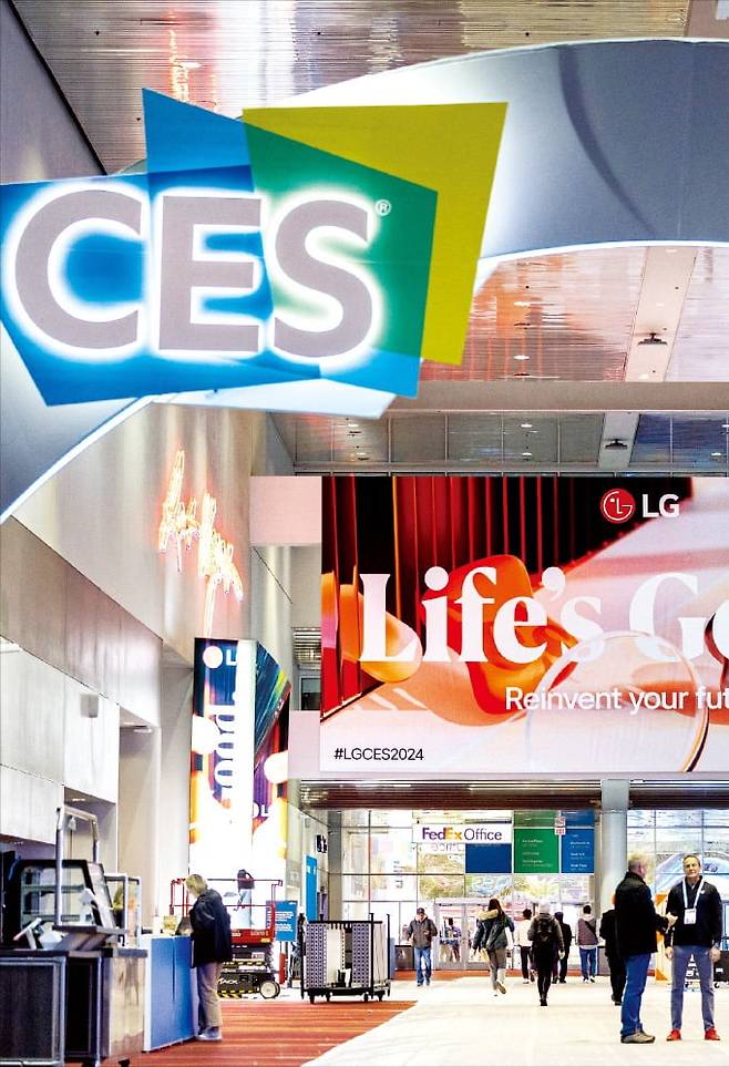 < CES 2024 내일 개막…‘온디바이스 AI’ 기술 경연 > 세계 최대 IT·가전 전시회 ‘CES 2024’ 개막을 사흘 앞둔 6일(현지시간) CES에 참여하는 관계자들이 미국 네바다주 라스베이거스 컨벤션센터 중앙홀에서 막바지 부스 설치 작업에 한창이다. 행사를 주관하는 미국소비자기술협회(CTA)는 올해 슬로건을 ‘올 투게더, 올 온(All Together, All On)’으로 정했다.  뉴스1